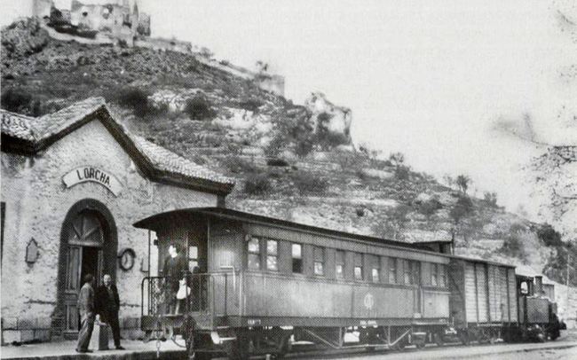 01-Antiguo tren de la línea Alcoy-Gandía a su paso por la Estación de Lorcha